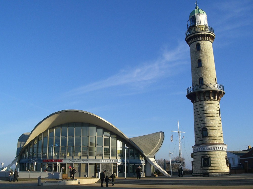 Der Teepott und der alte Leuchtturm in Wranemünde