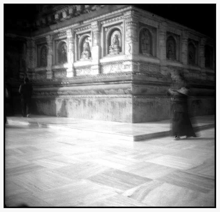 der tempel in bodhgaya, der neben einem nachkömmling des bodhi-baums steht unter welchem der buddha