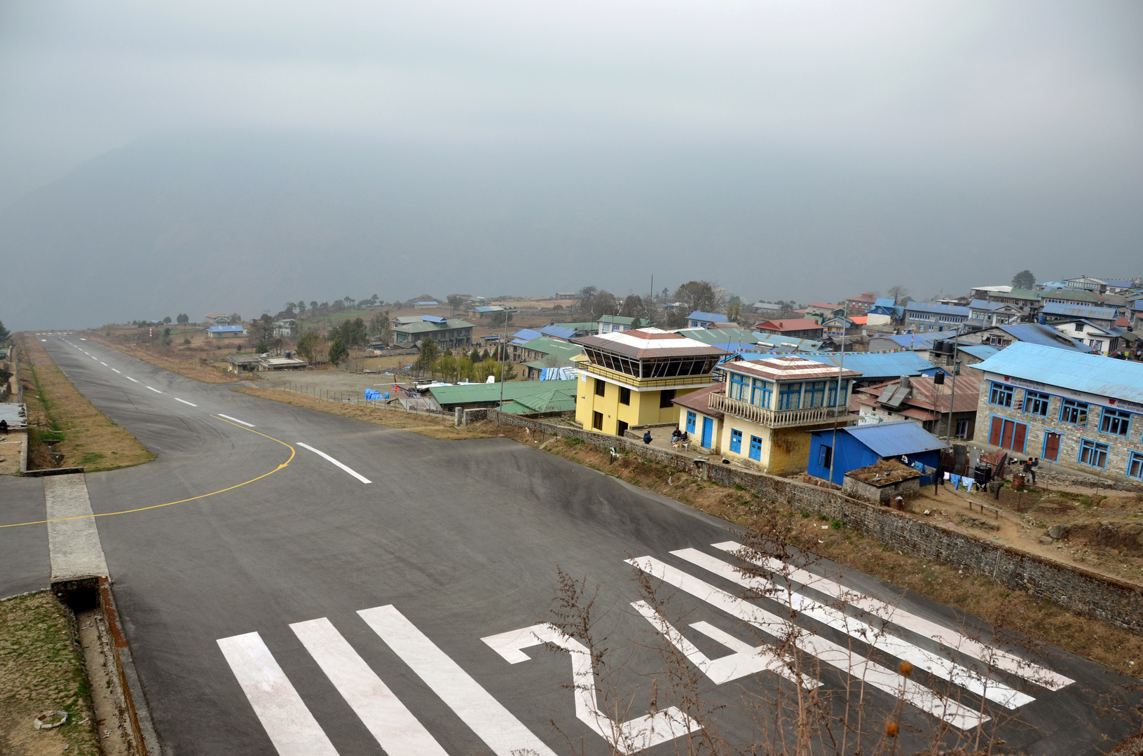Der Tensing-Hillary Airport in Lukla auf 2800 m Höhe