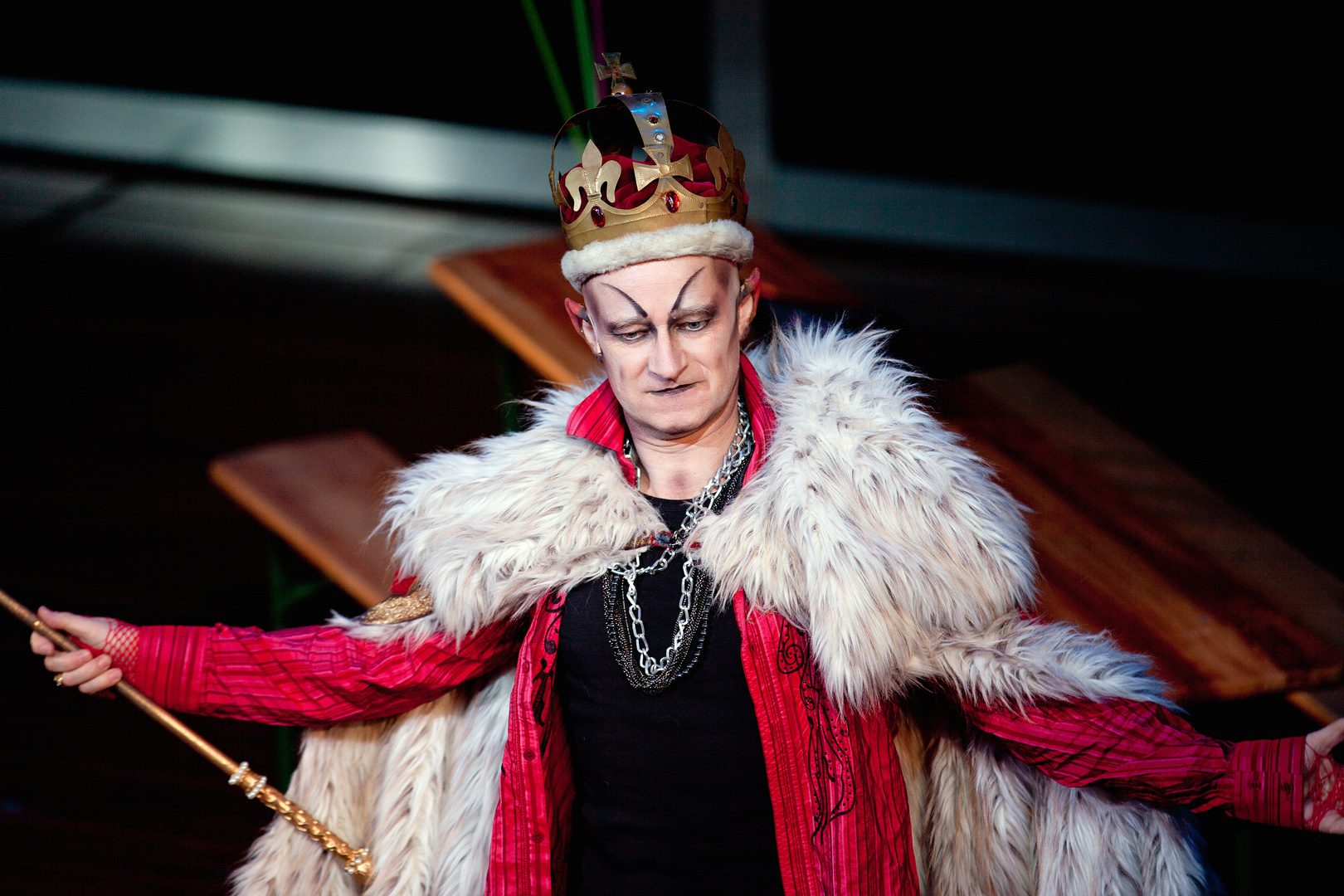 Der Teufel als König im Kindermusical "König Nimmersatt"