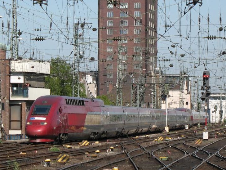 Der Thalys, im "Anflug" auf den Kölner HBF