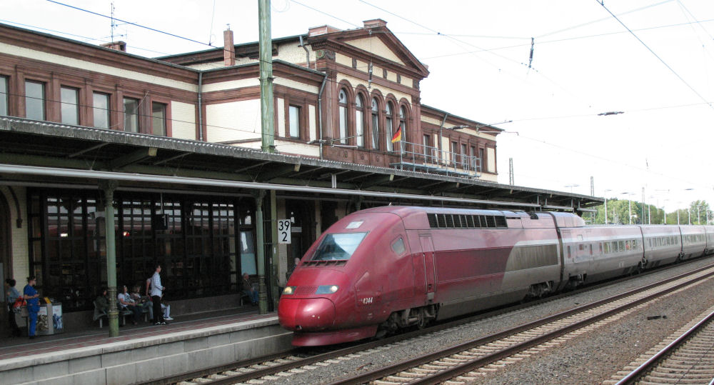 Der Thalys rauscht an Düren vorbei