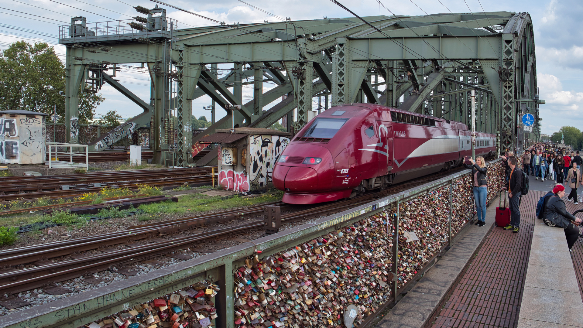 Der Thalys und die Liebeschlösser