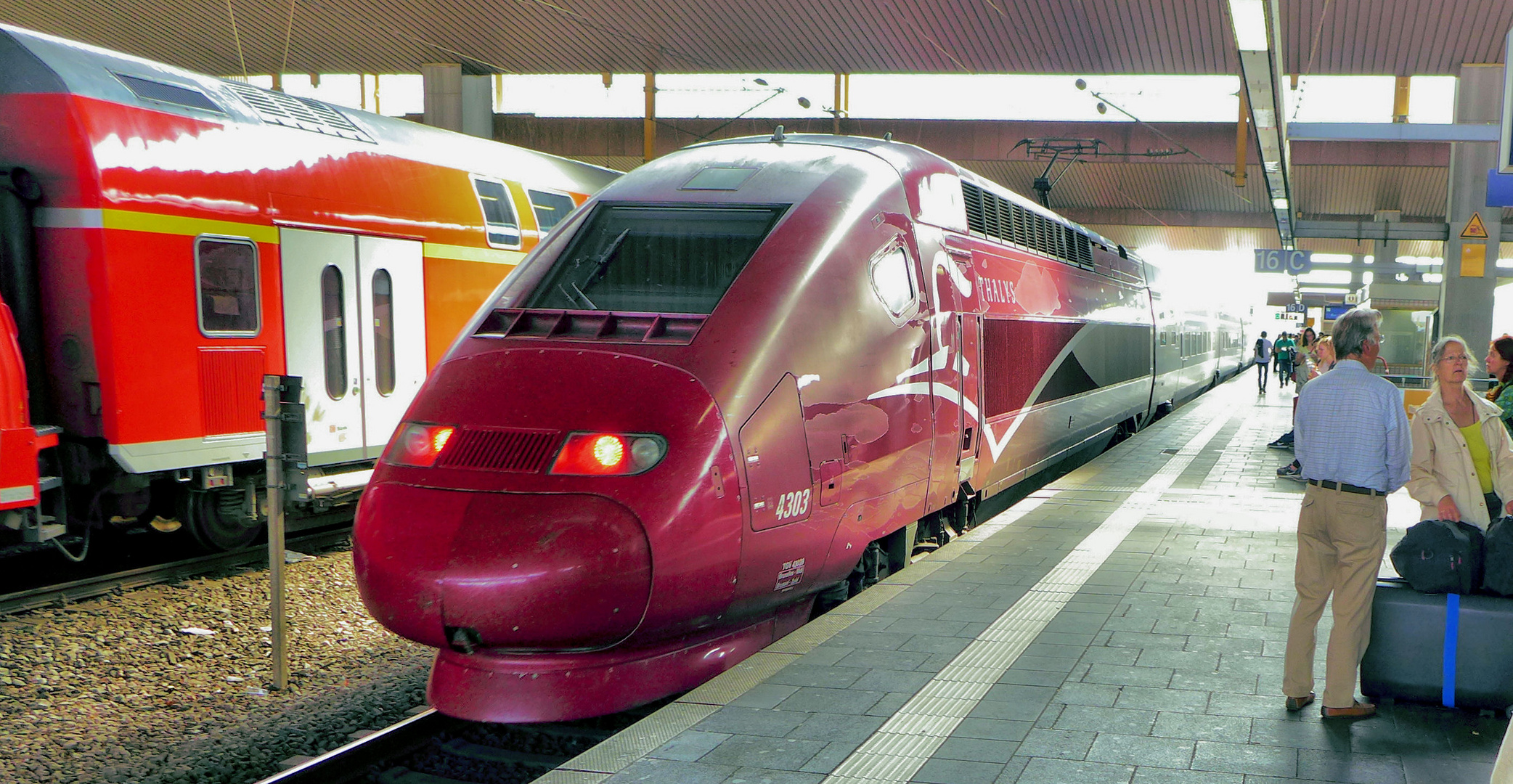 Der Thalys verläßt Düsseldorf