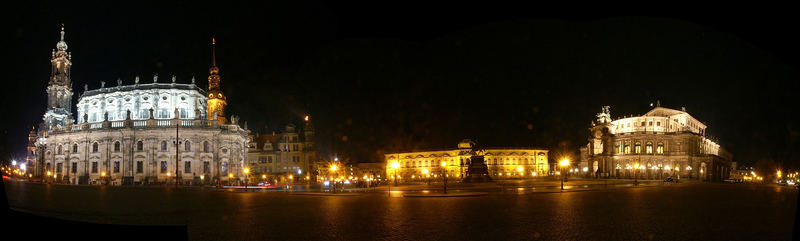 Der Theaterplatz bei Nacht