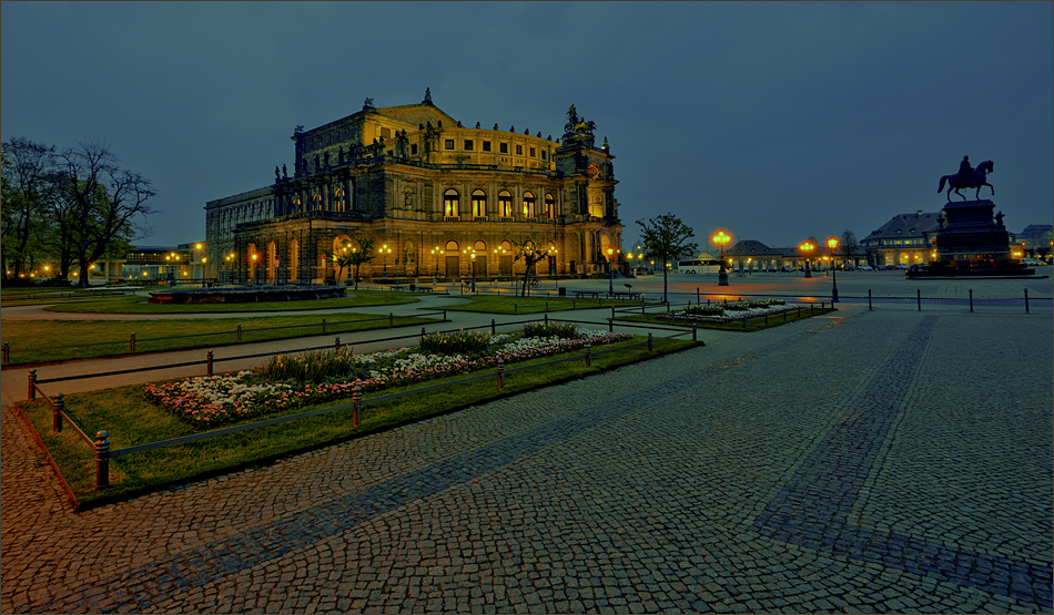 Der Theaterplatz Dresden mit der Semperoper ...,