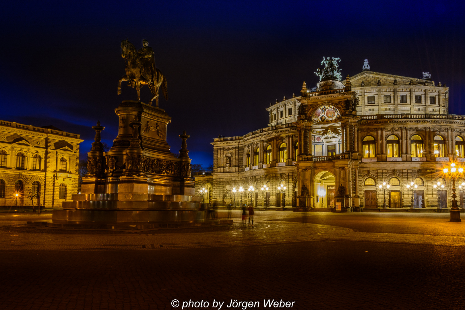 Der Theaterplatz in Dresden am Abend