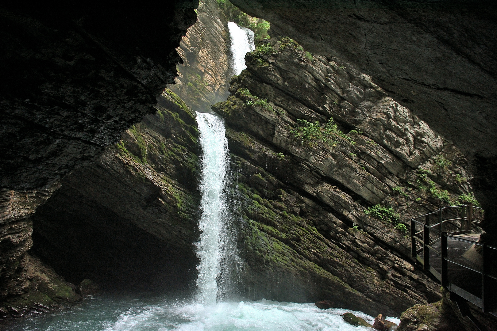 der Thurwasserfall aus der Höhle fotografiert