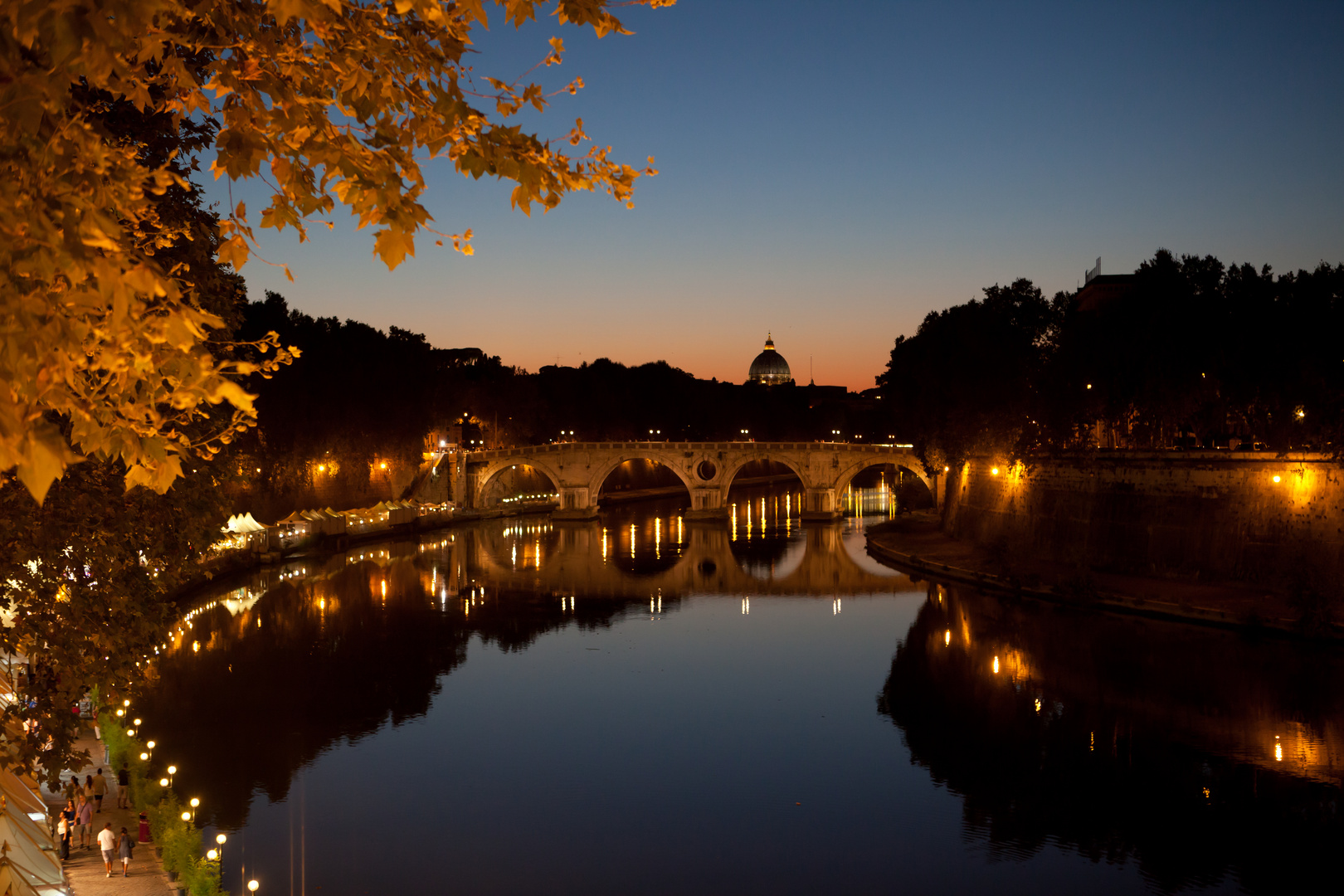 der Tiber bei Nacht - Blick auf den Petersdom