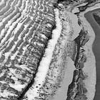 Der tiefgefrorene steinige Strand, von oben gesehen ...