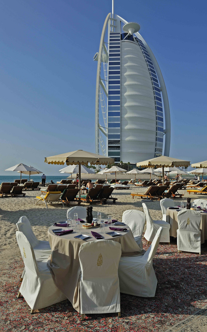 Der Tisch ist gedeckt am Strand vor dem Burj Al Arab