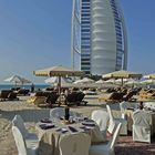 Der Tisch ist gedeckt am Strand vor dem Burj Al Arab