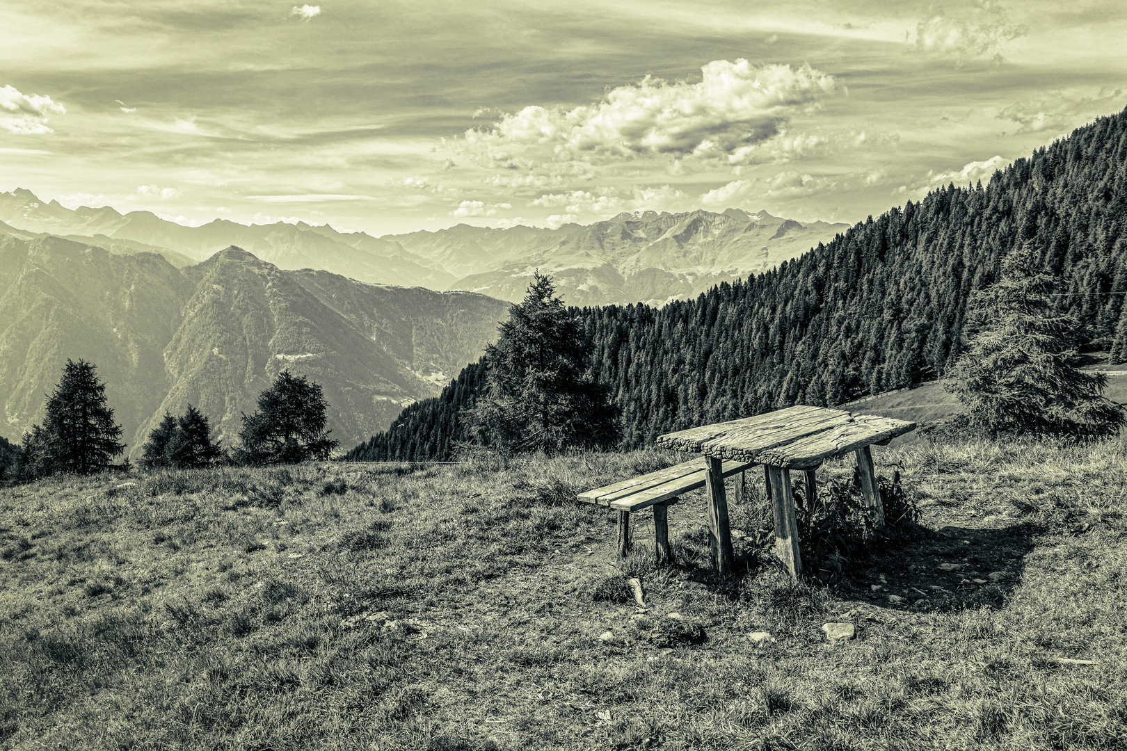 Der Tisch und die Bank in den Bergen