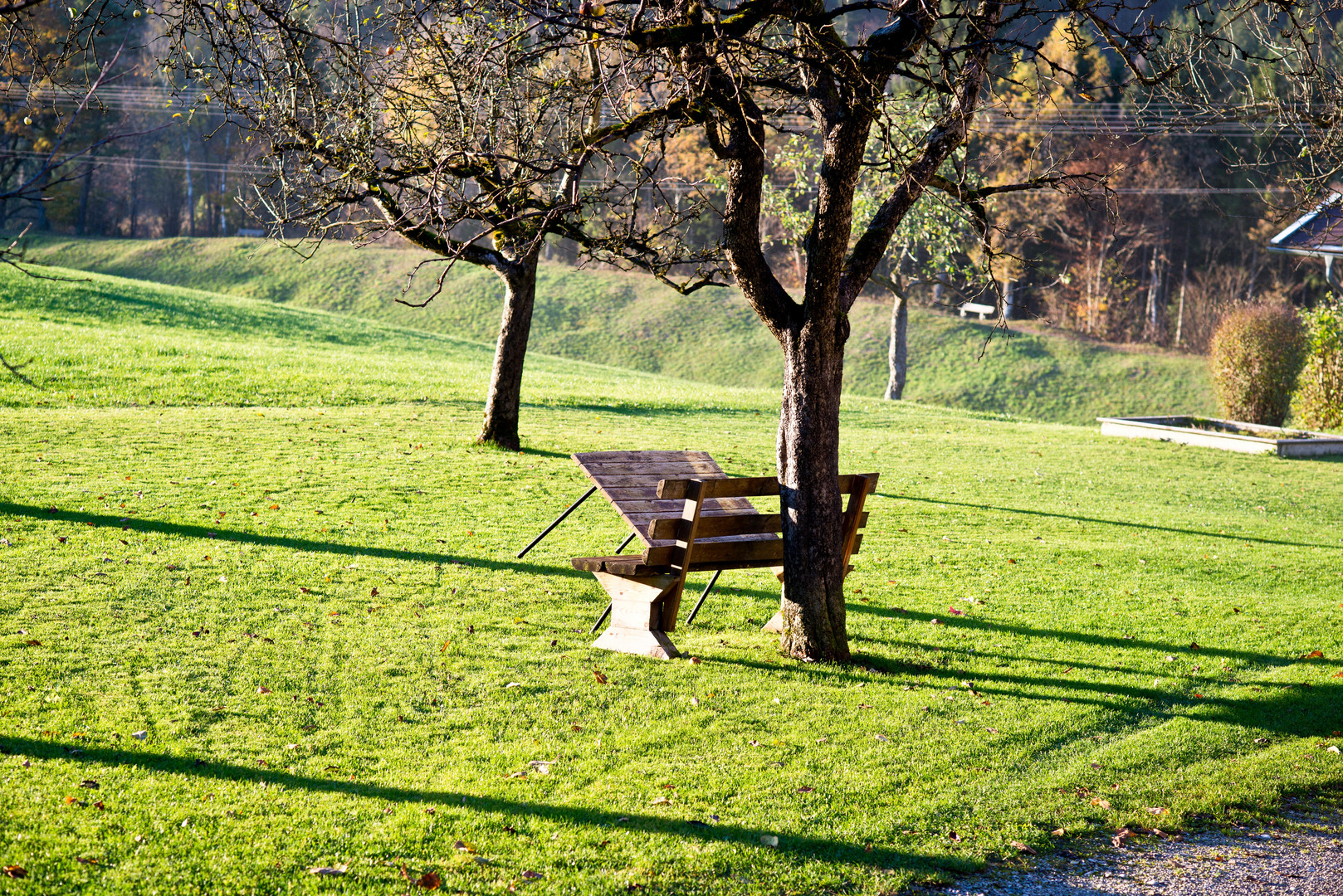 Der Tisch vor dem Haus