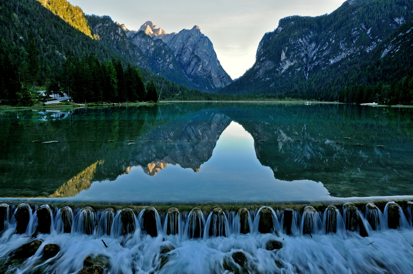 Der Toblacher See (italienisch Lago di Dobbiaco) ist ein kleiner...