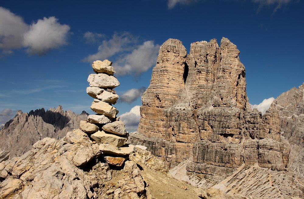 Der Toblinger Knoten, rechts im Bild (italienisch Torre di Toblin) ist ein 2617 m. hoher Berg...