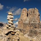 Der Toblinger Knoten, rechts im Bild (italienisch Torre di Toblin) ist ein 2617 m. hoher Berg...