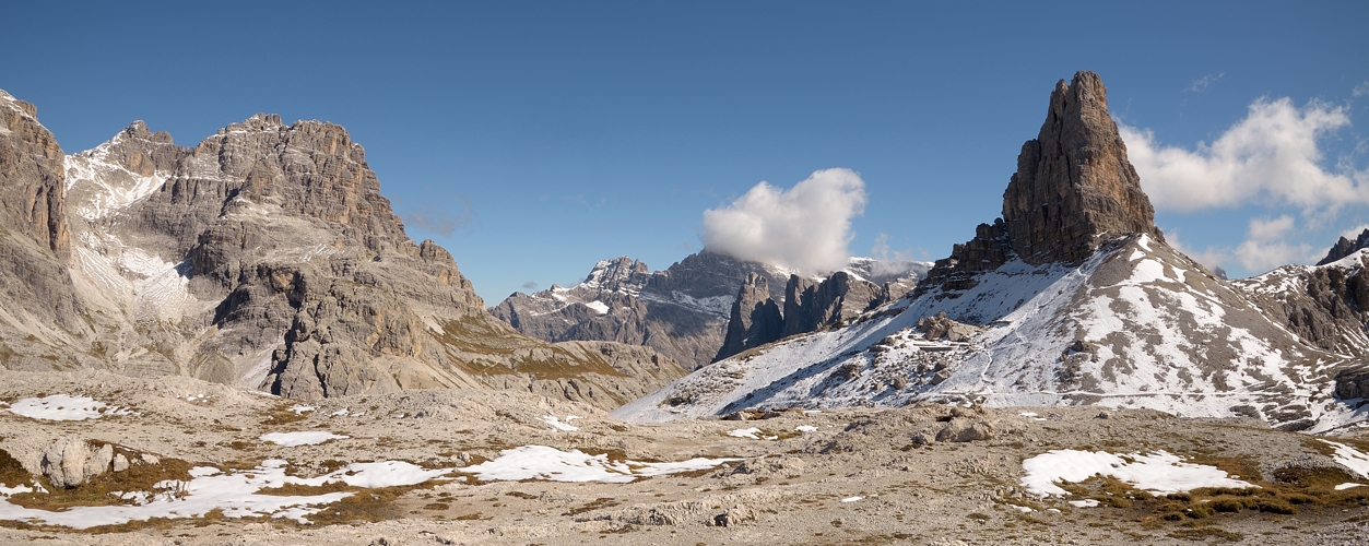 Der Toblinger Knoten, rechts im Bild (italienisch Torre di Toblin) ist ein 2617 m. hoher Berg...