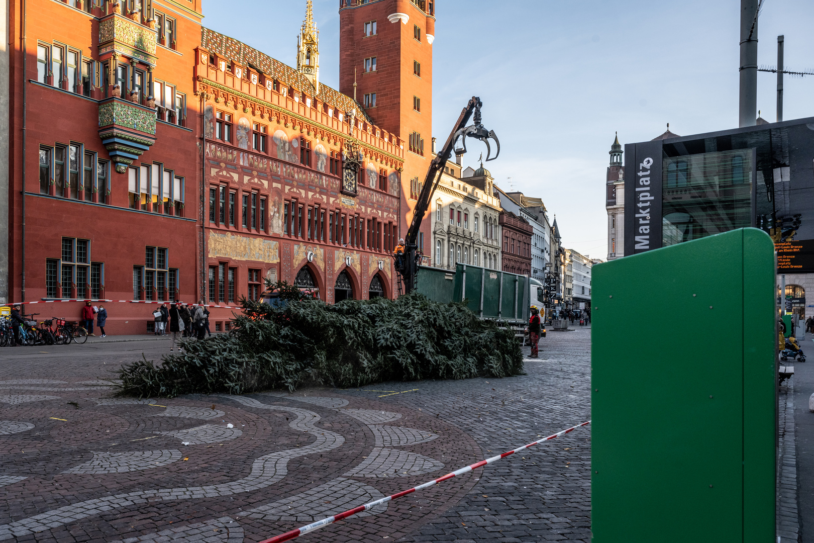 der Tod des grossen Weihnachtsbaums -1305