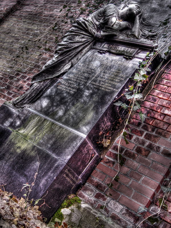 Der Tod - HDR / Grabstein statue friedhof