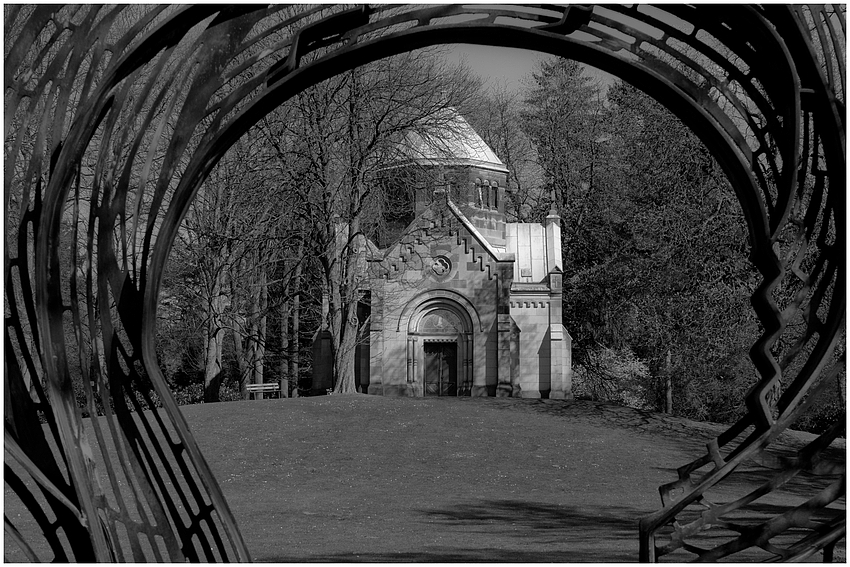 Der Tod ist die Tür zu einer neuen Realität (Ohlsdorfer Friedhof Hamburg)