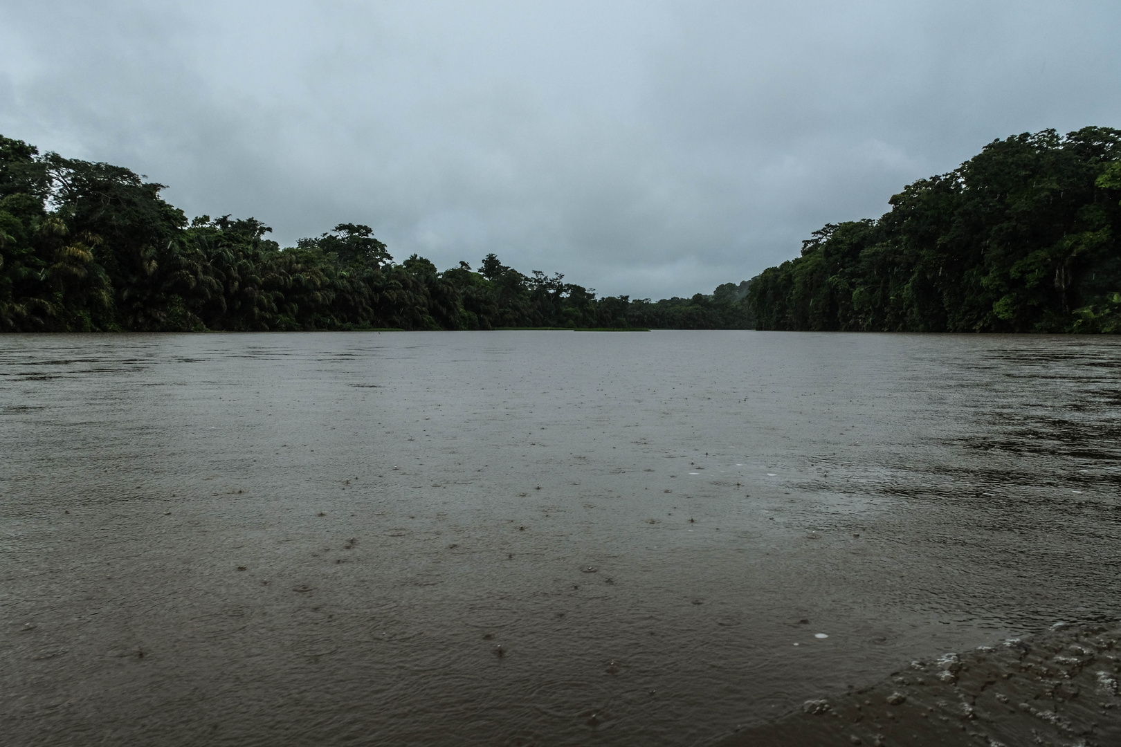 ...der Tortuguero River im Regen...