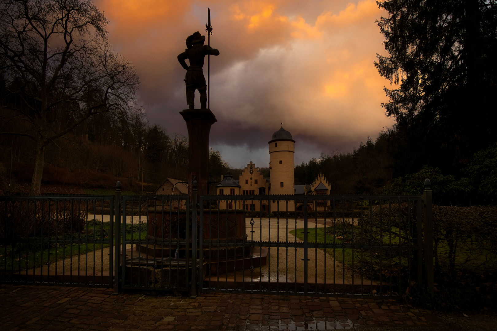 Der Torwächter vor Schloss Mespelbrunn