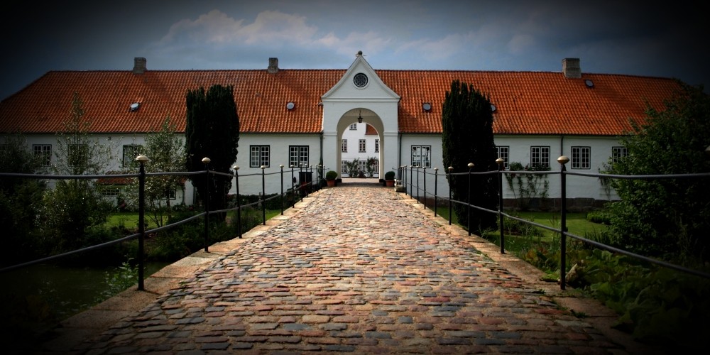 Der Torweg zu einem Nebengebäude des Glücksburger Schlosses - mit Vignettierung.