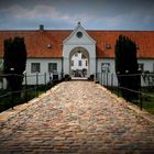 Der Torweg zu einem Nebengebäude des Glücksburger Schlosses - mit Vignettierung.