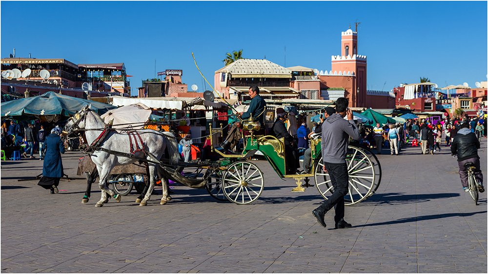 Der tosende Marktplatz Djemaa el Fna, Marrakesch