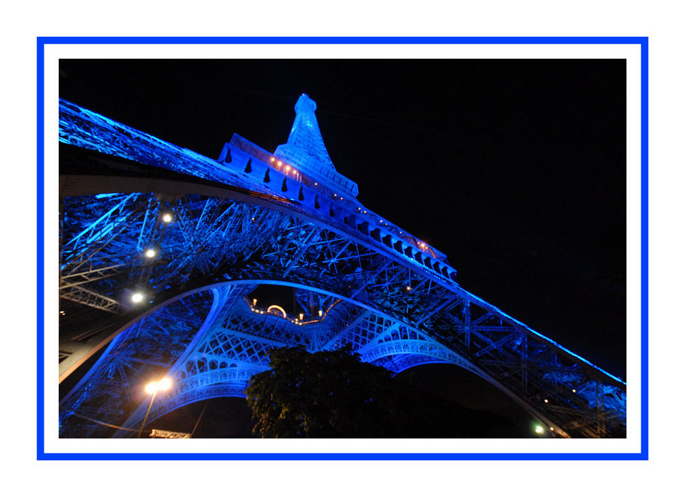 Der Tour Eiffel war schon am Tag vor der Feier blau ...