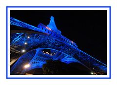Der Tour Eiffel war schon am Tag vor der Feier blau ...