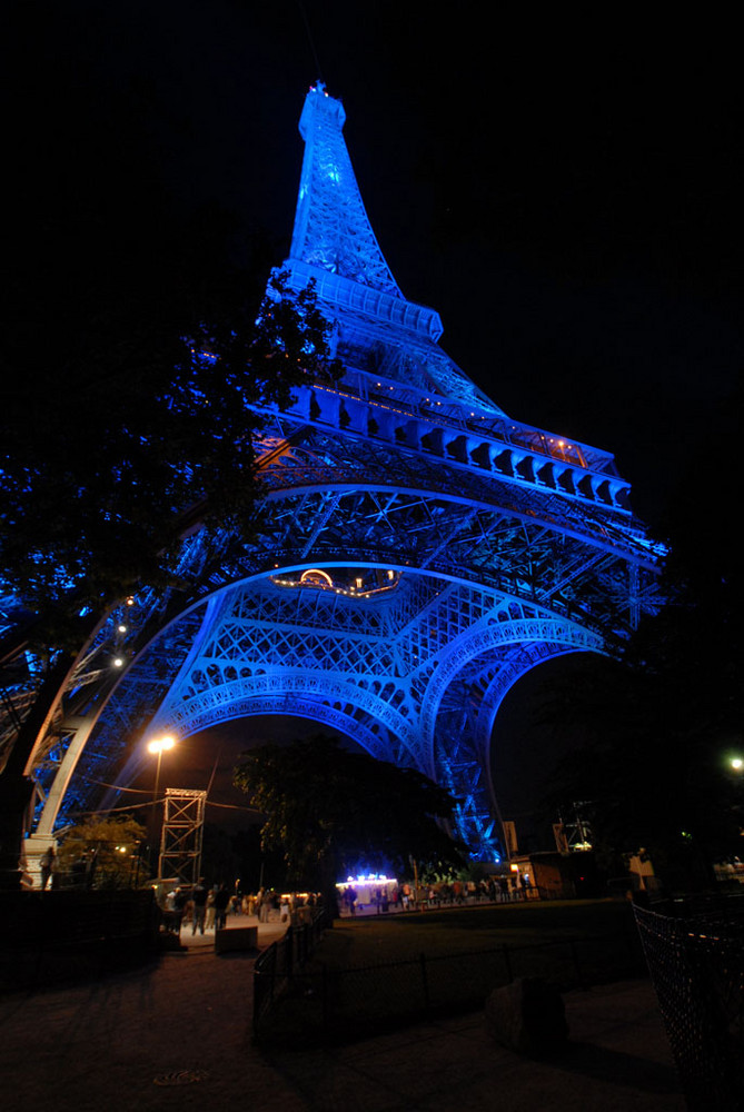 Der Tour Eiffel war schon am Tag vor der Feier blau ... II