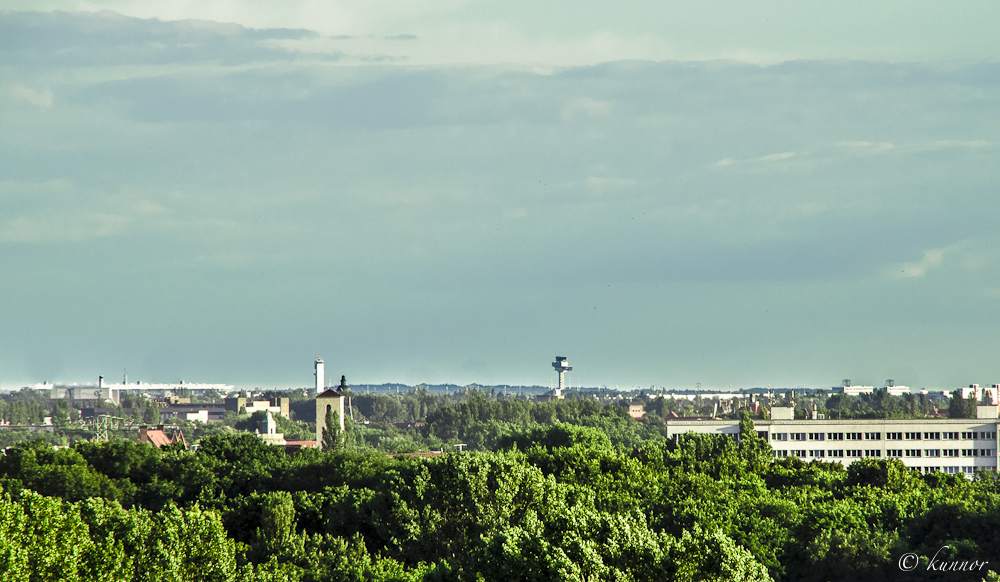 der Tower des BBI aus der Ferne