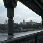 Der Tower von der Tower Bridge aus gesehen