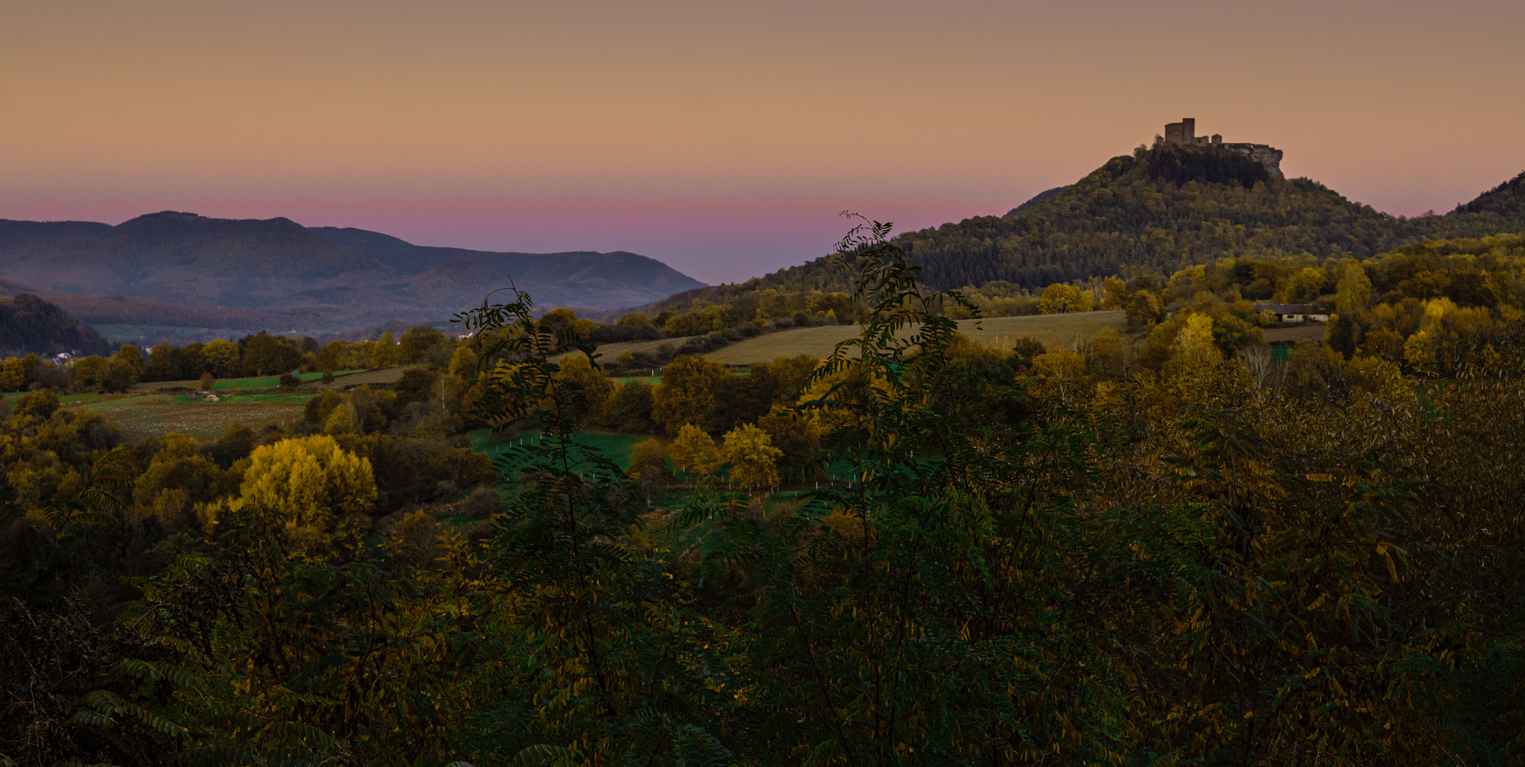 der Trifels im Novemberabendlicht