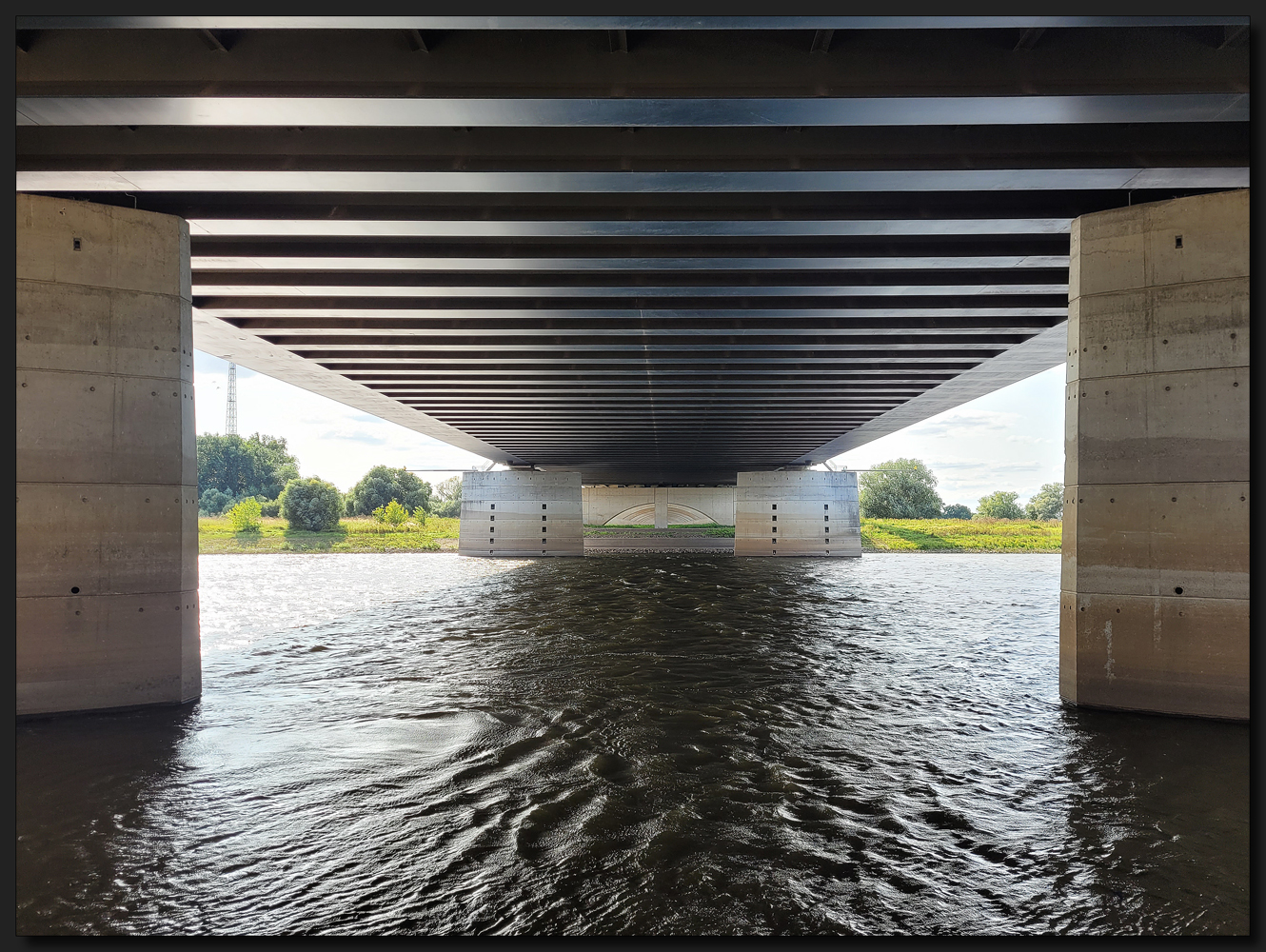 ...Der TrogBrücke unters Röckchen geschaut...