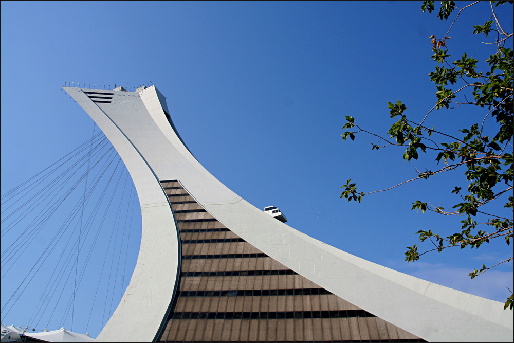 Der Turm, der mit starken Drahtseilen das Dach der Olympia-Halle trägt...