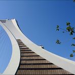 Der Turm, der mit starken Drahtseilen das Dach der Olympia-Halle trägt...