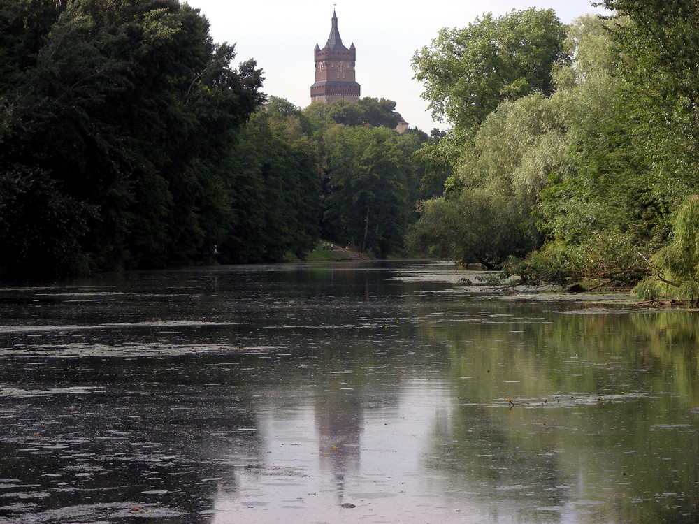 Der Turm der Schwanenburg im Spiegel des Wassers