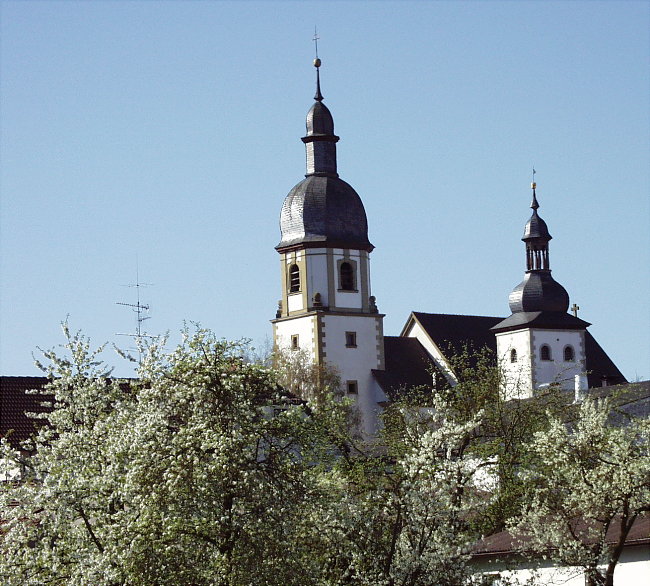 Der Turm der St. Nikolaus Pfarrkirche ...