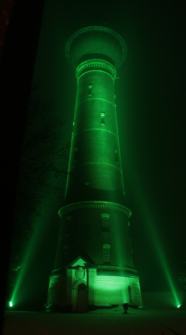 Der Turm in grün bei Nebel