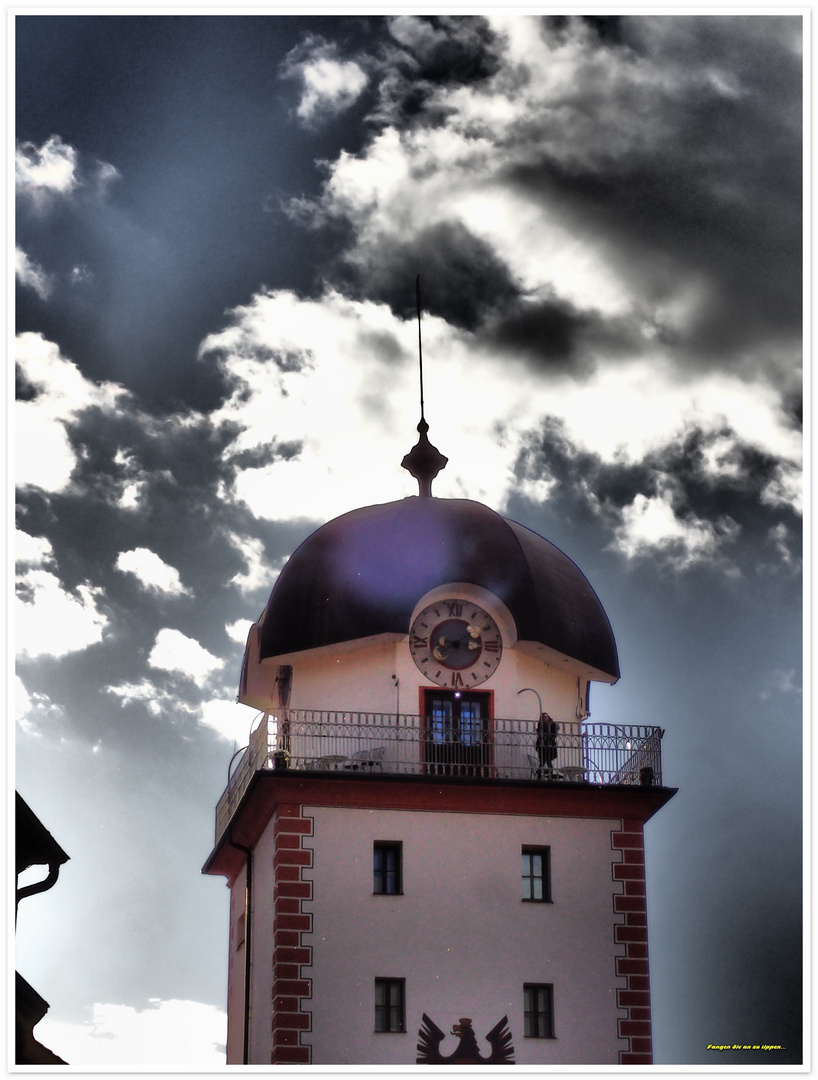 der turm in wolken eingehüllt