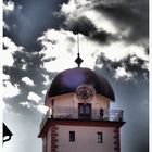 der turm in wolken eingehüllt