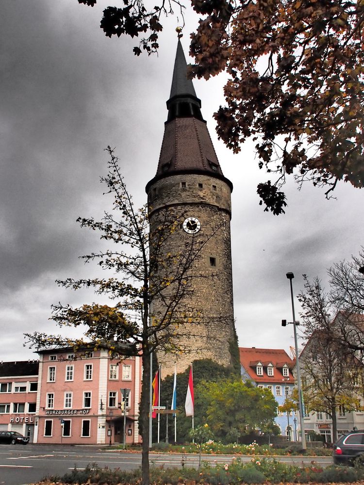 Der Turm mit der schiefen Haube