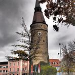 Der Turm mit der schiefen Haube