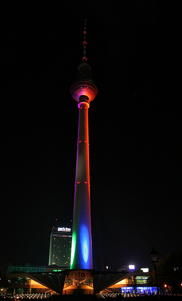 der turm mit seiner farbenreichen fassade