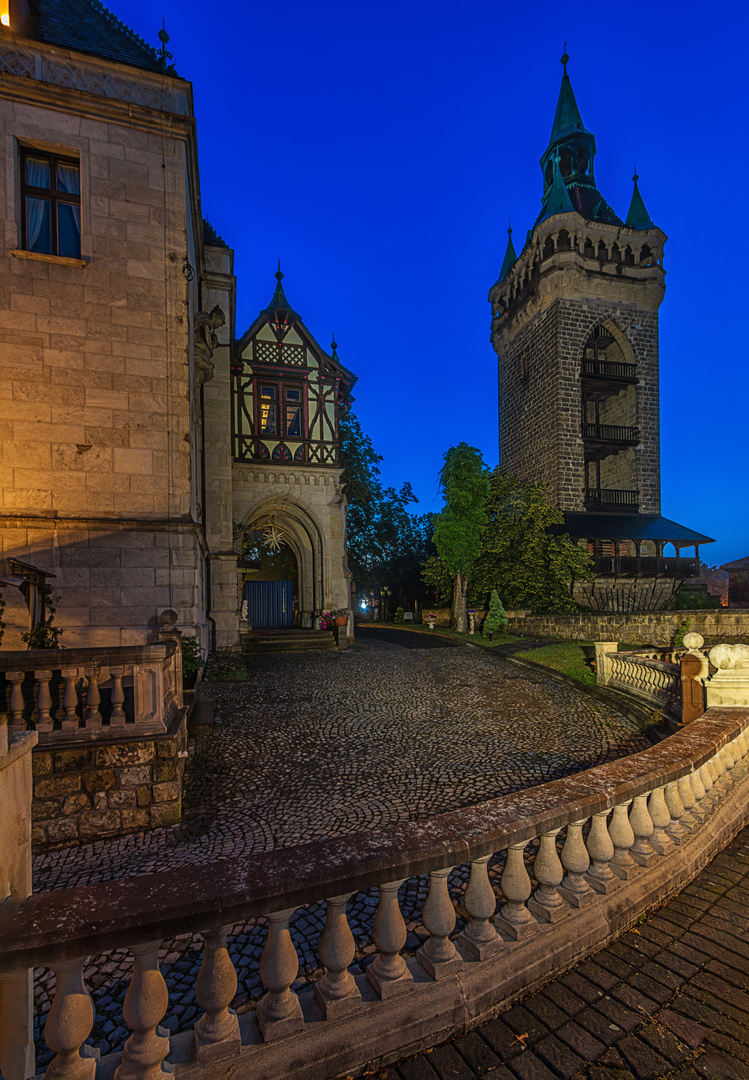 Der Turm neben der Villa