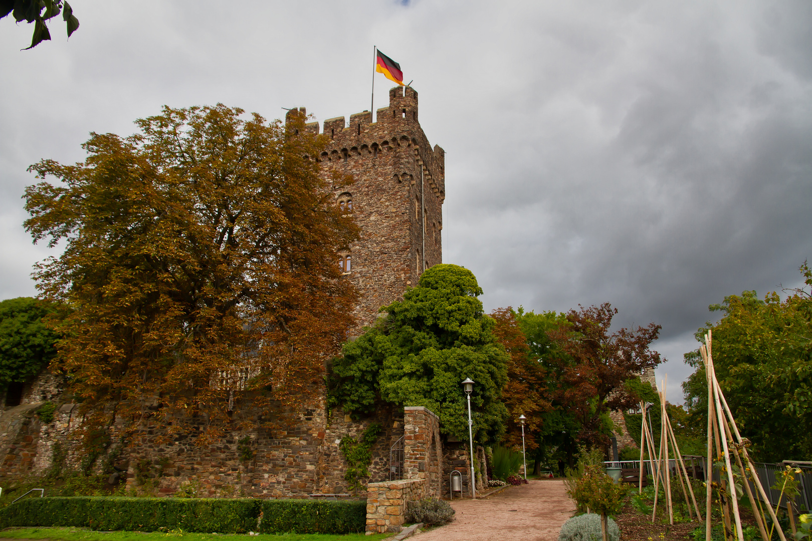 Der Turm und der Garten der Burg Klopp