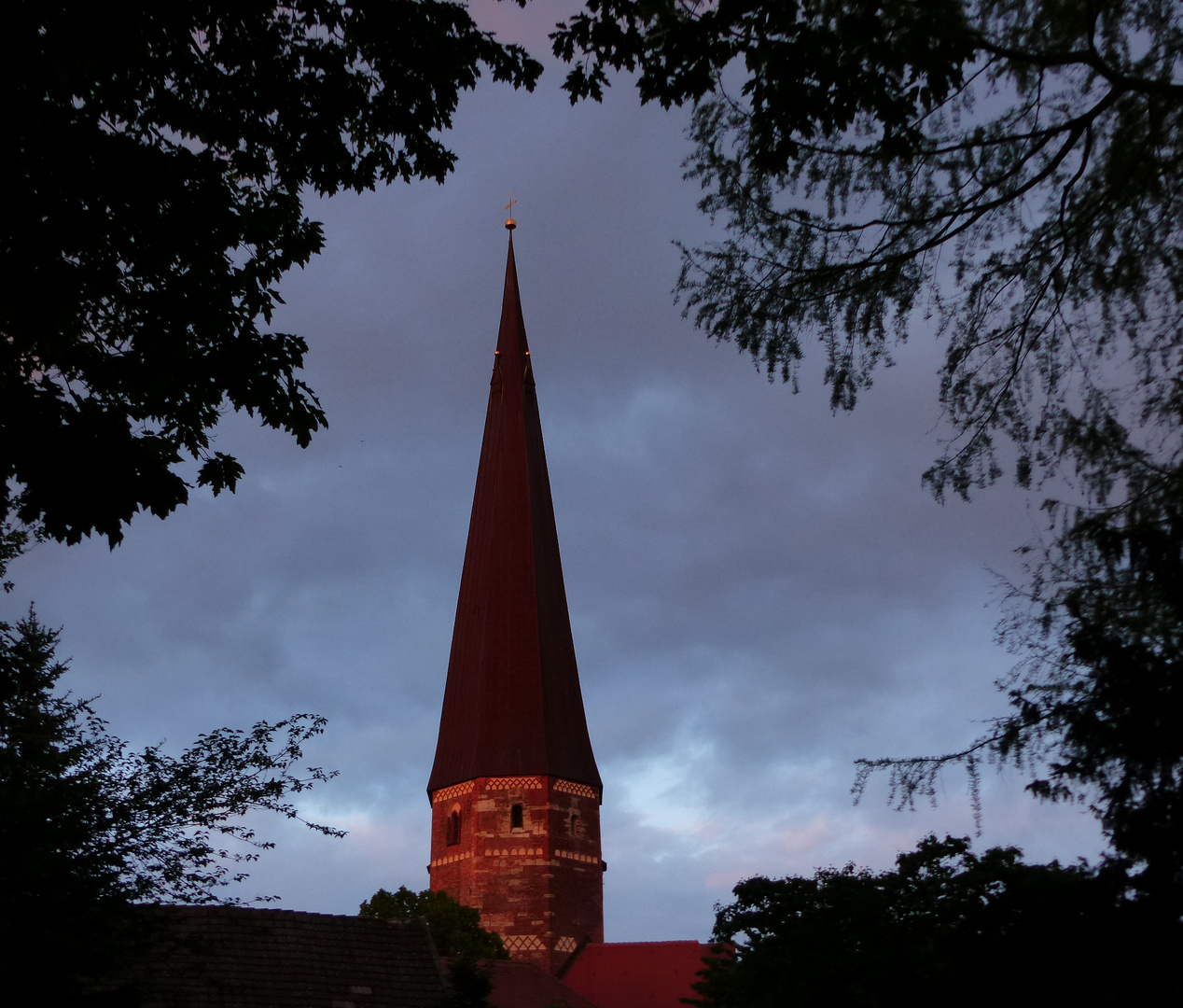 Der Turm von St. Marien in Salzwedel im letzten Abendlicht